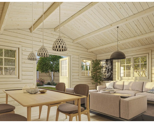 Maison en bois clair avec coin salon, table à manger et vue sur le jardin