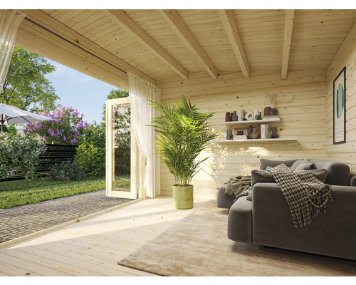 Intérieur d''une maison de jardin en bois avec coin salon et vue sur le jardin