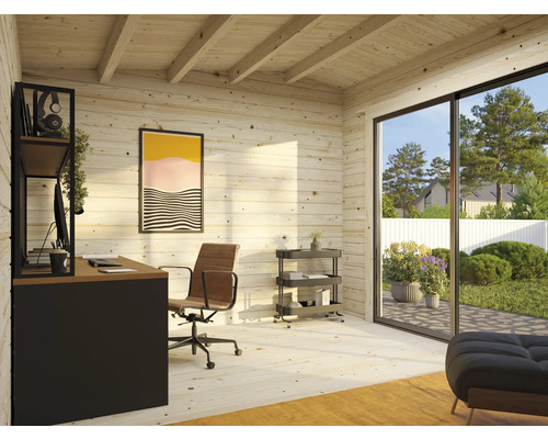 Bureau lumineux avec lambris en bois, bureau, chaise et vue sur le jardin