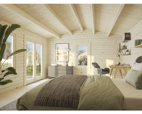 Innenansicht eines hellen Holzhauses mit Bett, Schreibtisch und Kommode
