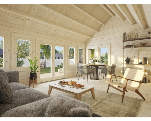 Intérieur d''une maison en bois avec meubles, fenêtres et étagères