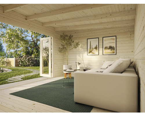 Helle Holzhütte mit Sofa, Tisch und Dekoration