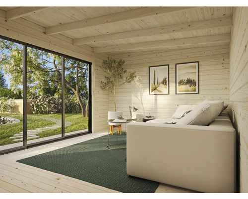 Intérieur lumineux d''une maison en bois avec canapé, tapis et vue sur le jardin