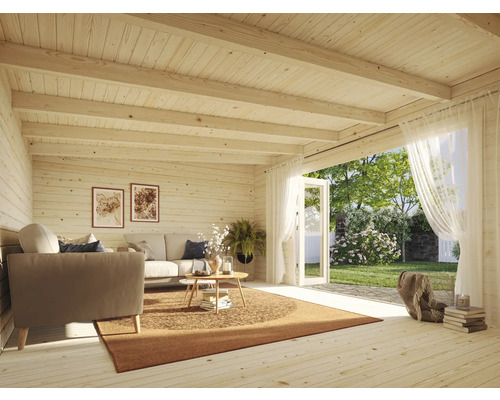 Helles Blockhaus mit Wohnbereich, Sofa, Teppich und Gartenblick