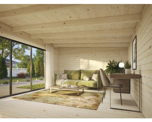 Cabane en bois clair avec canapé, table, chaise et grande fenêtre