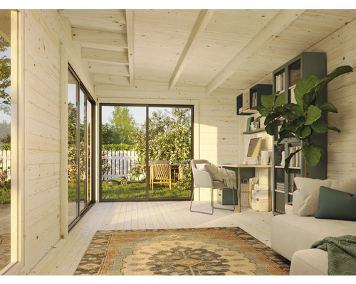 Intérieur lumineux d''une maison en bois avec un espace de travail, une bibliothèque, un canapé et une vue à travers les fenêtres sur un jardin avec un robot tondeuse.