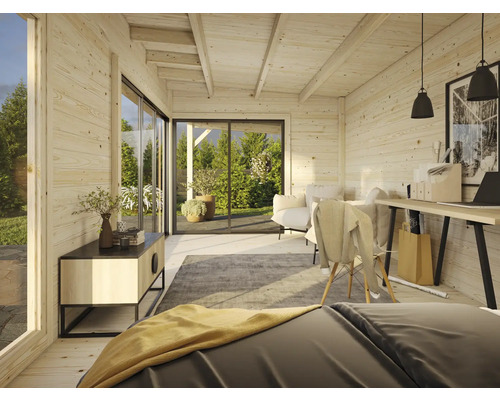 Innenansicht eines Gartenhauses mit Möbeln, Schreibtisch, Stuhl, Bett und Dekoration