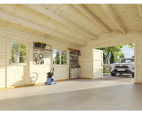 Garage claire en bois avec mur d''outils, boîte à outils, fenêtre et porte ouverte
