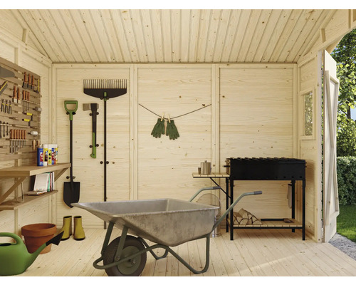 Vue intérieure d''un abri de jardin en bois avec outils de jardinage, outils, brouette et barbecue