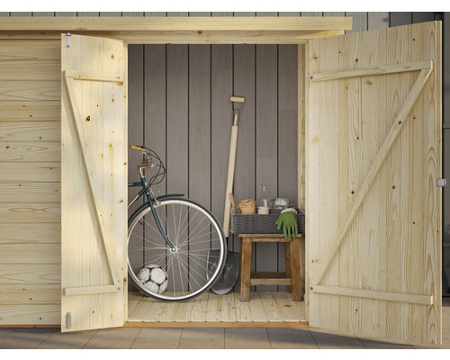 Portes en bois ouvertes sur une cabane de jardin avec vélo, ballon de football et outils de jardinage.