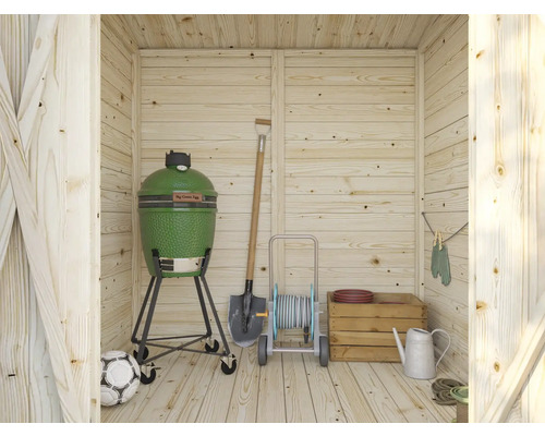 Intérieur d''abri de jardin avec barbecue, outils de jardin et accessoires.