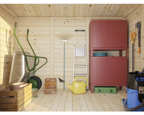 Scène de jardin avec brouette, râteau à feuilles, échelle, arrosoir et armoire de rangement dans la cabane de jardin.