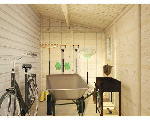 Innenansicht eines Gartenhauses mit Gartengeräten, Schubkarre, Fahrrad und Grill