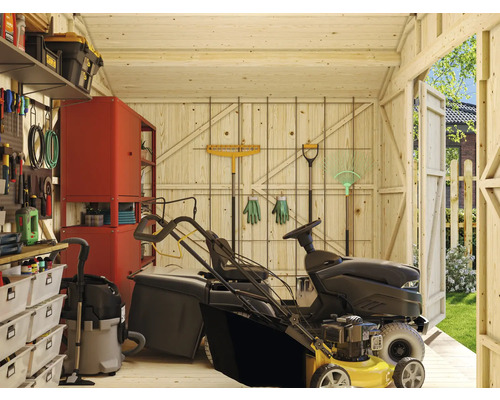 Intérieur d''abri de jardin en bois bien rangé avec tondeuse à gazon, outils de jardinage et systèmes de rangement