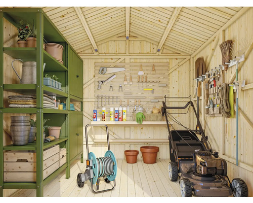 Idée d''aménagement pour un cabanon de jardin avec tondeuse à gazon, chariot de tuyau d''arrosage, étagères et outils.