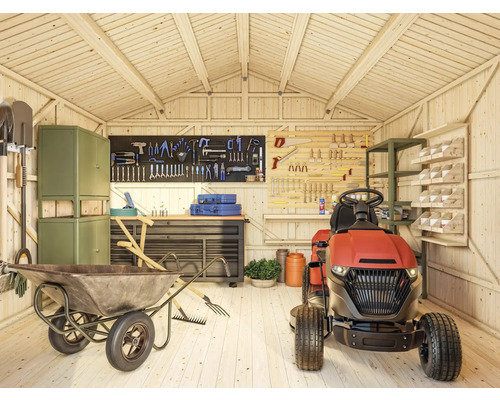 Intérieur d''abri de jardin avec outils, brouette et tracteur de pelouse