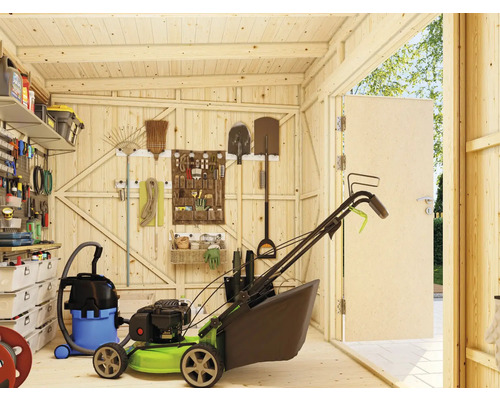 Vue intérieure d''un abri de jardin avec tondeuse à gazon et outils de jardinage