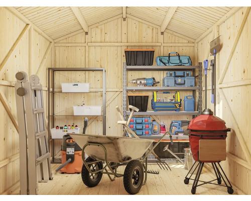 Intérieur d''une cabane de jardin en bois avec étagères, outils, barbecue et échelle