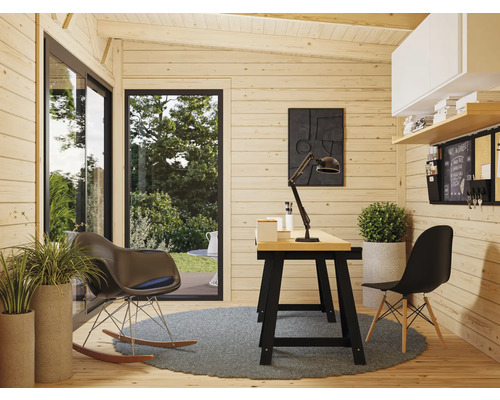Bureau lumineux avec bureau, chaises, étagères et éléments décoratifs dans une maison en bois.
