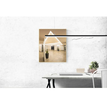 Moderne Büroeinrichtung mit Schreibtisch, Hängeleuchte und gerahmtem Bild