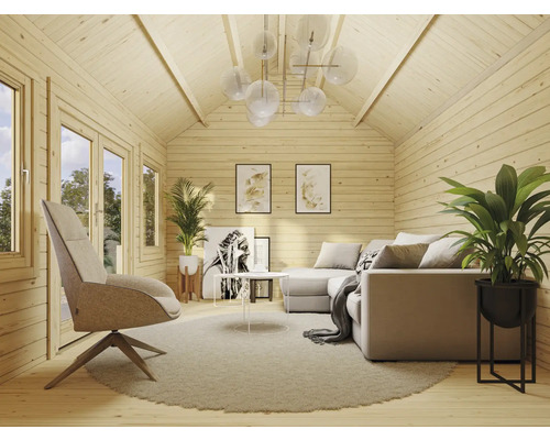 Intérieur d''une maison en bois avec meubles et décorations, incluant canapé, fauteuil et plantes