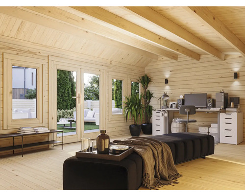 Intérieur de maison en bois avec fenêtres, porte, mobilier et espace de travail