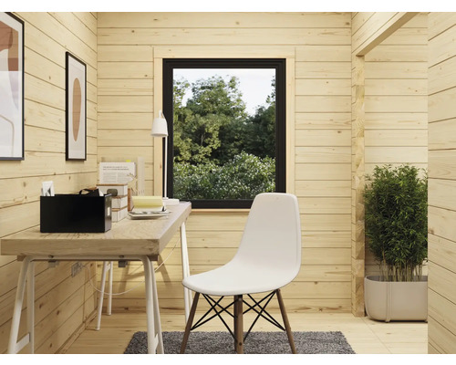 Bureau lumineux avec lambris en bois, bureau, chaise et fenêtre donnant sur la verdure