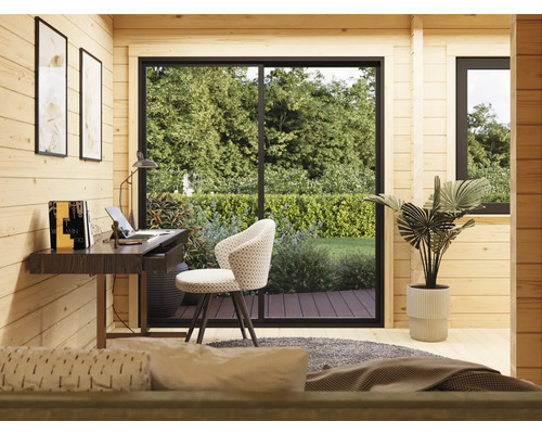 Pièce lumineuse avec lambris, bureau, chaise et vue sur la verdure à travers une grande fenêtre