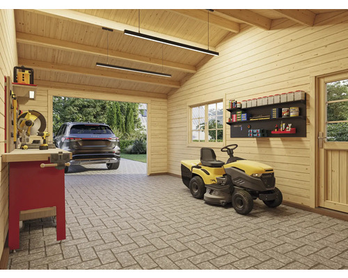 Innenansicht einer Garage mit Rasentraktor, Werkbank, Regalen, einem Auto und Beleuchtung.