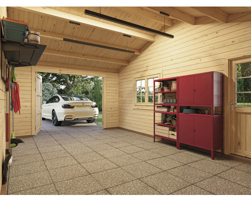 Garage en bois clair avec étagère métallique rouge, rayonnage et une voiture blanche à l''arrière-plan.