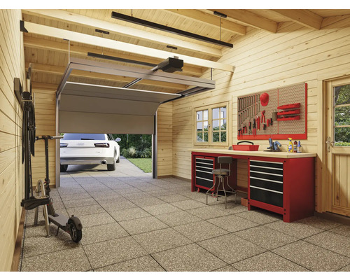 Garage avec établi, mur d''outils, porte de garage partiellement ouverte et voiture