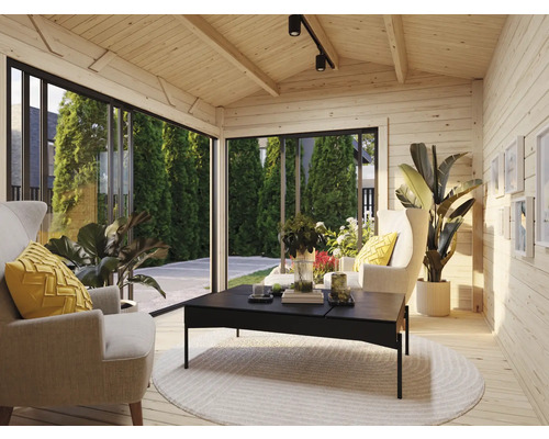 Intérieur lumineux d''une maison en bois avec des fauteuils, une table et de grandes baies vitrées