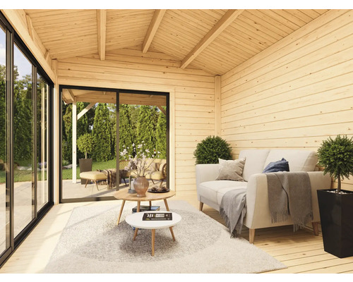 Tonnelle de jardin en bois clair avec canapé, tables basses et grandes fenêtres pour l''extérieur