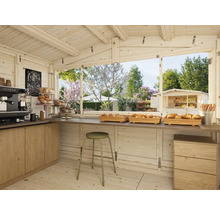 Vue intérieure d''une maison de jardin en bois avec boulangerie, comptoir, machine à café, pâtisseries et vue sur le jardin