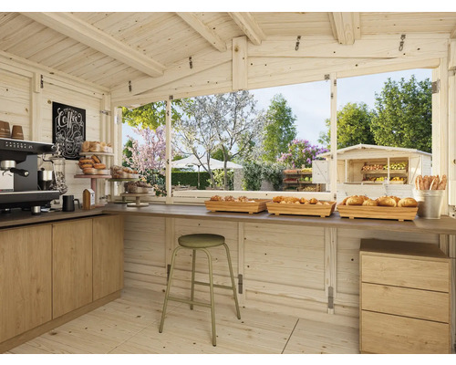 Innenansicht eines Holzgartenhauses mit Bäckerei, Tresen, Kaffeemaschine, Gebäck und Blick in den Garten