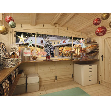 Vue intérieure d''un marché de Noël avec des présentoirs à pâtisserie, des décorations et un stand de vin chaud