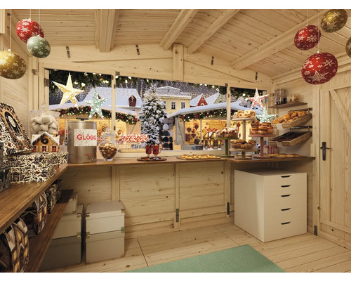 Innenansicht eines Weihnachtsmarktes mit Gebäckauslagen, Dekorationen und einer Glühweinstation