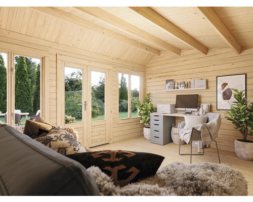 Intérieur d''un chalet de jardin avec revêtement en bois, fenêtres, porte et espace bureau