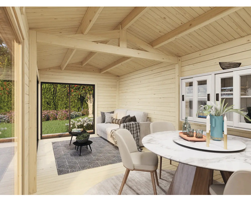 Intérieur en bois clair avec canapé, table et vue sur le jardin