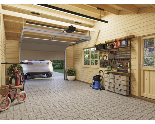 Garage avec mur d''outils, étagères, aspirateur, vélos et une voiture