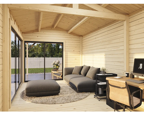 Intérieur d''une maison en bois lumineuse avec canapé, pouf et bureau