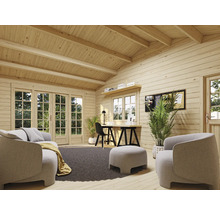 Helles Blockhaus-Interieur mit Wohnbereich und Arbeitsplatz, Holzwänden und grossen Fenstern