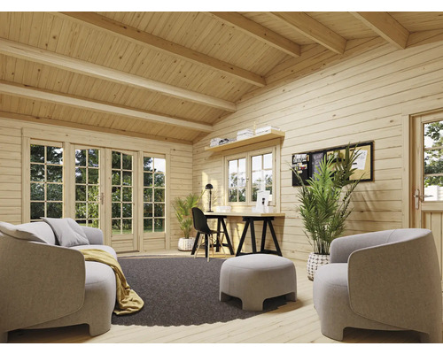 Helles Blockhaus-Interieur mit Wohnbereich und Arbeitsplatz, Holzwänden und grossen Fenstern