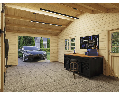 Garage avec établi, mur d''outils, une voiture et murs en bois.