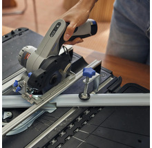Dremel Mini-Kreissäge mit Führungsschiene in der Hand