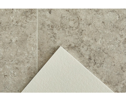 Nahaufnahme einer Bodenfliese mit Steindekor