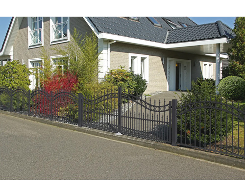Einfamilienhaus mit Metallzaun zur Strassenseite
