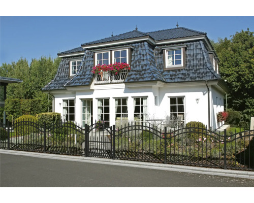 Haus mit Ziegeldach und Zaun