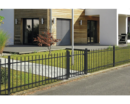 Metallzaun vor einem modernen Wohnhaus