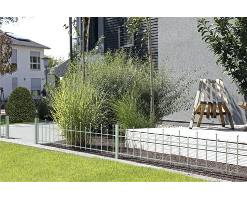 Metallzaun im Gartenbereich zur Abgrenzung des Rasens